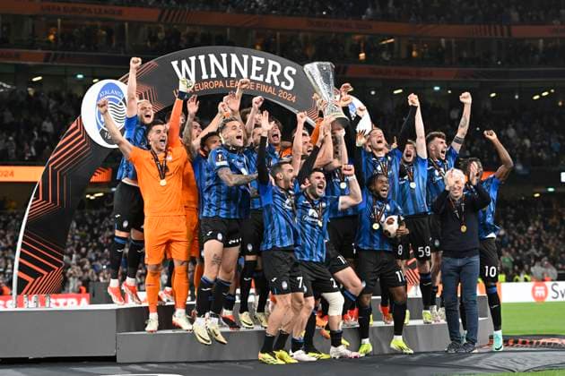 Victory ceremony, team photo, team, team, team photo Bergamo with cup, cup, trophy, jubilation, joy, enthusiasm, Football Europa League Final 2024, Atalanta Bergamo AB Bayer 04 Leverkusen LEV 3 0 on 22 05 2024 in Dublin Ireland, Aviva Stadium UEFA regulations prohibit any use of photographs as image sequences and or quasi video Â