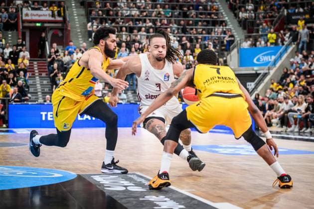 Carsen Edwards Bayern Muenchen, 03 between Silas Melson MHP Riesen Ludwigsburg, 11 , left and Desure Buie MHP Riesen Ludwigsburg, 07 , right GER, MHP Riesen Ludwigsburg vs FC Bayern Basketball, Basketball, Bundesliga, easycredit BBL, Playoff game 4 5, season 2023 2024, 24 05 2024 GER, MHP Riesen Ludwigsburg vs FC Bayern Basketball, Basketball, Bundesliga, easycredit BBL, Playoff game 4 5, season 2023 2024, 24 05 2024 Photo Eibner Sandy Dinkelacker Ludwigsburg Copyright: xSandyxDinkelackerx EP_SDR