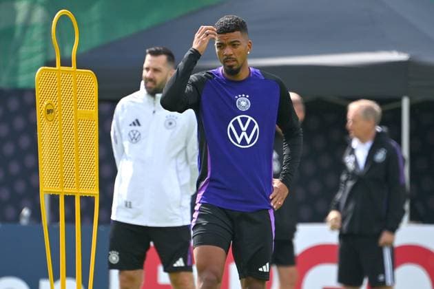 Benjamin HENRICHS, skeptical, gesture, action, single image, cropped single motif, half figure, half figure training at the Golf Resort Weimarer Land, training ground German national football team, football training camp in Blankenhain Thuringia on 27 05 2024,