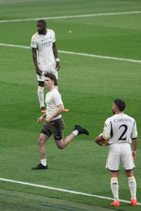 A pitch invader enters the pitch in the early stages of the game Borussia Dortmund v Real Madrid, UEFA Champions League, Final, Football, Wembley Stadium, London, UK - 01 June 2024 EDITORIAL USE ONLY No use with unauthorised audio, video, data, fixture lists, club league logos or live services. Online in-match use limited to 120 images, no video emulation. No use in betting, games or single club league player publications. Copyright: xPaulxCurrie Shutterstockx 14516316al