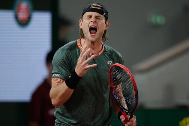 01 06 2024 Tennis, French Open 2024 Roland Garros, FRA, Men™s Singles Court Philippe Chatrier THIRD ROUND Zizou Bergs BEL Grigor Dimitrov BUL Picture from left Zizou Bergs BEL screams, disappointed, disappointed looking, dissapointed, sad, frustrated, frustrated, frustrated Copyright: HMBxMedia AntonioxBorga