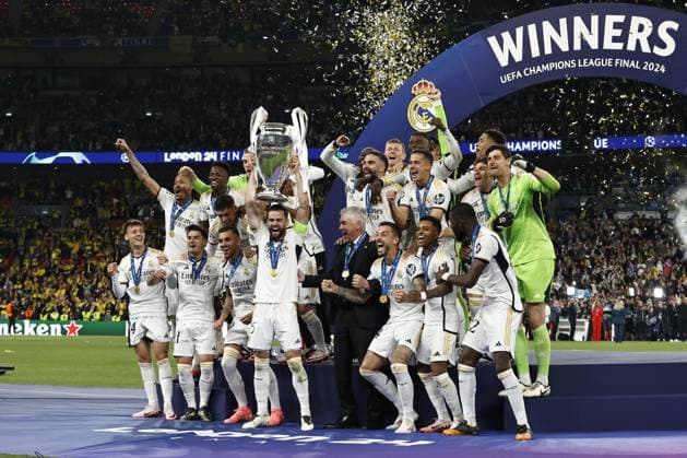 LONDON - Real Madrid goalkeeper Thibaut Courtois, Daniel Carvajal of Real Madrid, Eder Militao of Real Madrid, David Alaba of Real Madrid, Jude Bellingham of Real Madrid, Nacho of Real Madrid, Vinicius Junior of Real Madrid, Toni Kroos of Real Madrid, Luka Modric of Real Madrid, Rodrygo of Real Madrid, Jude Bellingham of Real Madrid, Real Madrid goalkeeper Andriy Lunin, Joselu of Real Madrid, Federico Valverde of Real Madrid, Lucas Vazquez of Real Madrid, Aurelien Tchouameni of Real Madrid, Dani Ceballos of Real Madrid , Brahim Diaz of Real Madrid, Antonio Rudiger of Real Madrid, Ferland Mendy of Real Madrid, Arda Guler of Real Madrid, Real Madrid goalkeeper Kepa Arrizabalaga, Real Madrid goalkeeper Javier Belman, Real Madrid coach Carlo Ancelotti, Real Madrid assistant coach Davide Ancelotti, Real Madrid assistant coach Francesco Mauri with UEFA Champions League trophy, Coupe des clubs Champions Europeans during the UEFA Champions League Final between Borussia Dortmund and Real Madrid at Wembley Stadium on June 1, 2024 in London, United Kingdom. ANP Hollandse Hoogte MAURICE VAN STEEN UEFA Champions League 2023 24 FINAL 2024 xVIxANPxSportx xVanxSteenxFotografiexIVx 500106084 originalFilename: 500106084.jpg