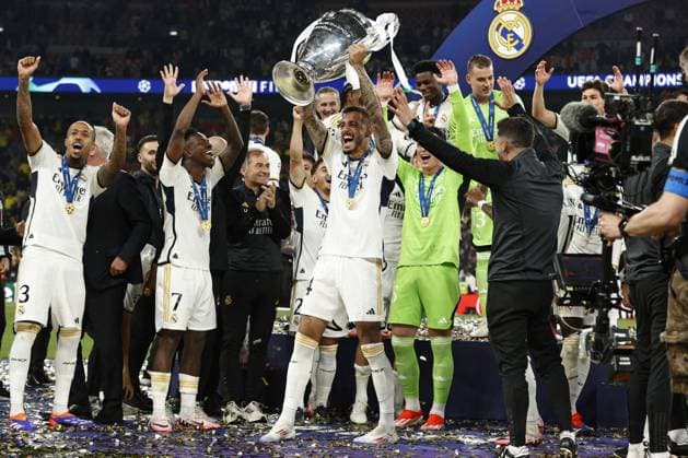 LONDON - Real Madrid goalkeeper Thibaut Courtois, Daniel Carvajal of Real Madrid, Eder Militao of Real Madrid, David Alaba of Real Madrid, Jude Bellingham of Real Madrid, Nacho of Real Madrid, Vinicius Junior of Real Madrid, Toni Kroos of Real Madrid, Luka Modric of Real Madrid, Rodrygo of Real Madrid, Jude Bellingham of Real Madrid, Real Madrid goalkeeper Andriy Lunin, Joselu of Real Madrid, Federico Valverde of Real Madrid, Lucas Vazquez of Real Madrid, Aurelien Tchouameni of Real Madrid, Dani Ceballos of Real Madrid , Brahim Diaz of Real Madrid, Antonio Rudiger of Real Madrid, Ferland Mendy of Real Madrid, Arda Guler of Real Madrid, Real Madrid goalkeeper Kepa Arrizabalaga, Real Madrid goalkeeper Javier Belman, Real Madrid coach Carlo Ancelotti, Real Madrid assistant coach Davide Ancelotti, Real Madrid assistant coach Francesco Mauri with UEFA Champions League trophy, Coupe des clubs Champions Europeans during the UEFA Champions League Final between Borussia Dortmund and Real Madrid at Wembley Stadium on June 1, 2024 in London, United Kingdom. ANP Hollandse Hoogte MAURICE VAN STEEN UEFA Champions League 2023 24 FINAL 2024 xVIxANPxSportx xVanxSteenxFotografiexIVx 500106132 originalFilename: 500106132.jpg