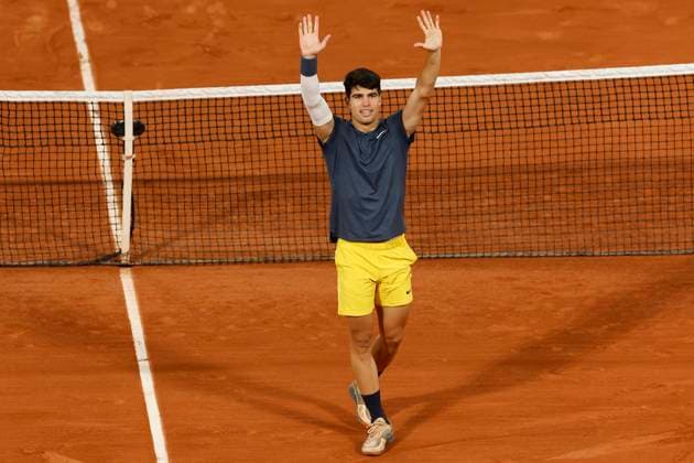 June 4, 2024, Paris, Paris, France: June 3, 2024, Paris, Paris,Carlos Alcaraz (ESP) in action during the tennis Grand Slam of Roland Garros 2024, day 10, match between Stefanos Tsitsipas (GRE) and Carlos Alcaraz (ESP) at Roland Garros Stadium - on june 4 2024.Paris - France Paris France - ZUMAb253 20240604_zsp_b253_116 Copyright: xLoicxBaratouxx