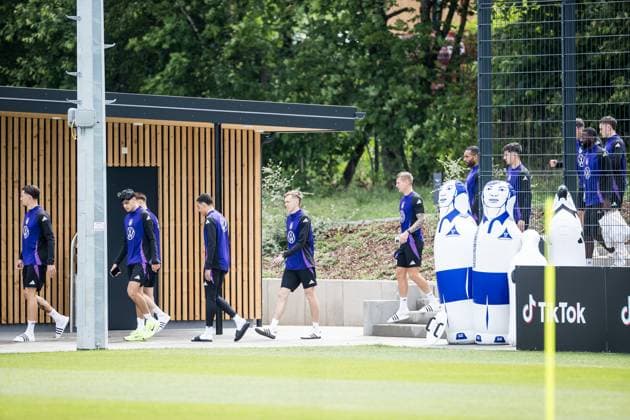 Training camp preparation UEFA EURO 2024 Germany 05 06 2024 Robin Koch Germany, 24 , Aleksandar Pavlovic Germany, 25 , Jamal Musiala Germany, 10 , Maximilian Beier Germany, 14 , Toni Kroos Germany , Jonathan Tah Germany, 4 , Kai Havertz Germany, 7 , Antonio Rüdiger Germany arrive at the training ground Training camp preparation UEFA EURO 2024 Germany Training HerzoBase, Herzogenaurach on 05 06 2024 Copyright: xBEAUTIFULxSPORTS Wunderlx