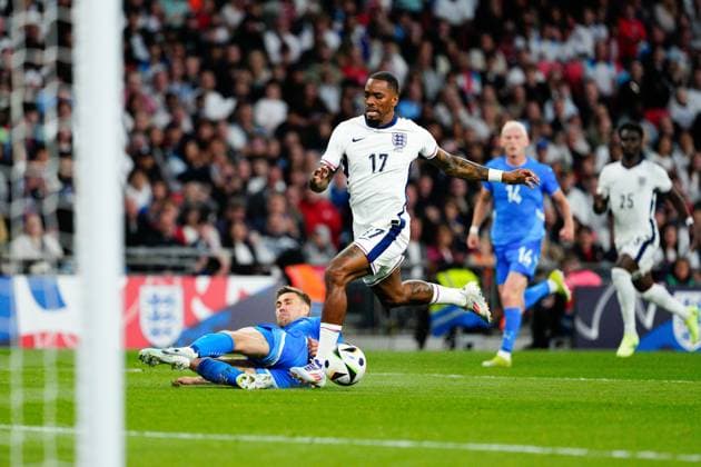 Daniel Leo Gretarsson of Iceland challenges Ivan Toney of England England v Iceland, International Friendly, Länderspiel, Nationalmannschaft Football, Wembley Stadium, London, UK, 07 June 2024 EDITORIAL USE ONLY No use with unauthorised audio, video, data, fixture lists, club league logos or live services. Online in-match use limited to 120 images, no video emulation. No use in betting, games or single club league player publications. Copyright: xDavexShopland Shutterstockx 14523622bq