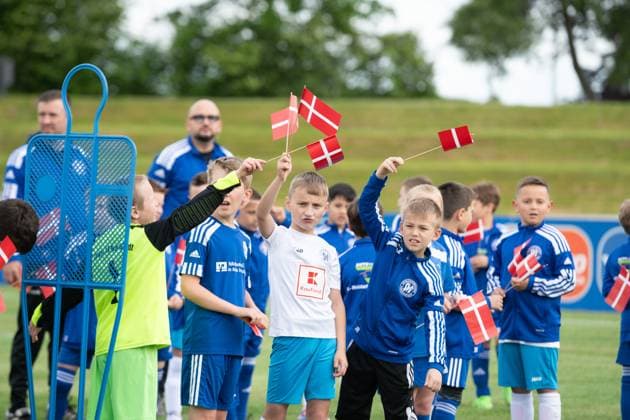 Youth players greet the players with fans Public training national team Denmark, UEFA European Football Championship 2024, Men, European Championship 2024, GER, 11 06 2024, Public training national team Denmark, UEFA European Football Championship 2024, Men, European Championship 2024, GER, 11 06 2024 Freudenstadt Copyright: xEibner-Pressefoto WolfgangxFrankx EP_WFK
