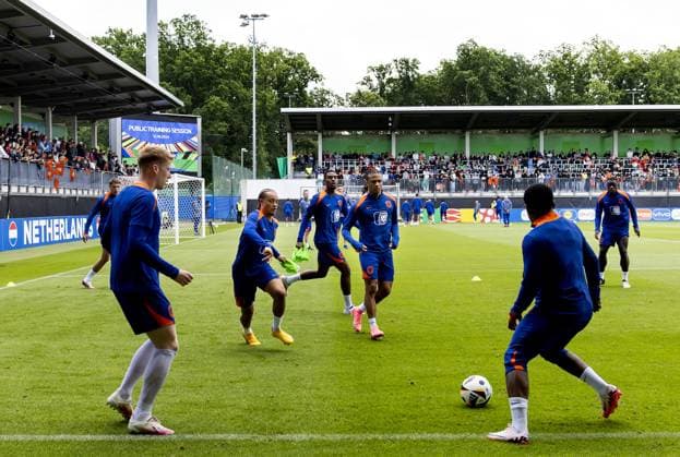 WOLFSBURG - Micky van de Ven, Jerdy Schouten, Xavi Simons, Ryan Gravenberch, Nathan Ake, Steven Bergwijn and Brian Brobbey during a training session of the Dutch national team, Nationalteam at the AOK Stadium on June 12, 2024 in Wolfsburg, Germany. The Dutch national team is preparing for the first group match at the European Football Championship in Germany against Poland. ANP KOEN VAN WEEL UEFA EURO, EM, Europameisterschaft,Fussball 2024 Germany 2024 xVIxANPxSportx xxANPxIVx 500923894 originalFilename: 500923894_20240612.jpg