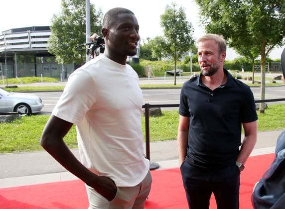12 06 2024, Germany, Leonberg, Soccer Bundesliga, VfB in Team, Film premiere Traumpalast Leonberg, 6 pm red carpet, 7 30 talk, then film, f l Serhou Guirassy, VfB coach Sebastian Hoeneß