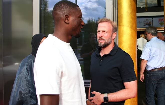 12 06 2024, Germany, Leonberg, Soccer Bundesliga, VfB in Team, Film premiere Traumpalast Leonberg, 6 pm red carpet, 7 30 talk, then film, f l Serhou Guirassy, VfB coach Sebastian Hoeneß