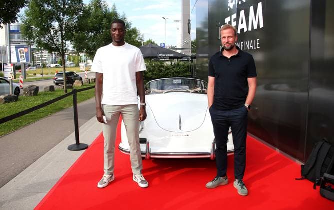 12 06 2024, Germany, Leonberg, Soccer Bundesliga, VfB in Team, Film premiere Traumpalast Leonberg, 6 pm red carpet, 7 30 talk, then film, f l Serhou Guirassy, VfB coach Sebastian Hoeneß