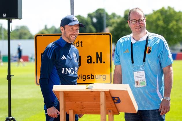 Andreas Hinkel Belgium, co-coach signs the golden book of the city of Freiberg am Neckar with Stefan Juergen Ernst, GER, Belgium BEL , Public Training Session, European Football Championship, UEFA EURO 2024, 13 06 2024 GER, Belgium BEL , Public Training Session, European Football Championship, UEFA EURO 2024, 13 06 2024 Freiberg am Neckar Copyright: xEibner-Pressefoto Memmlerx EP_MMR