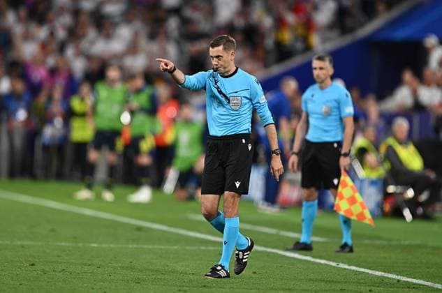14 06 2024, xscotx, European Football Championship 2024, Germany Scotland, emspor, v l referee Clement Turpin France video evidence, video referee, video referee, video judge penalty, penalty kick, penalty shootout Munich