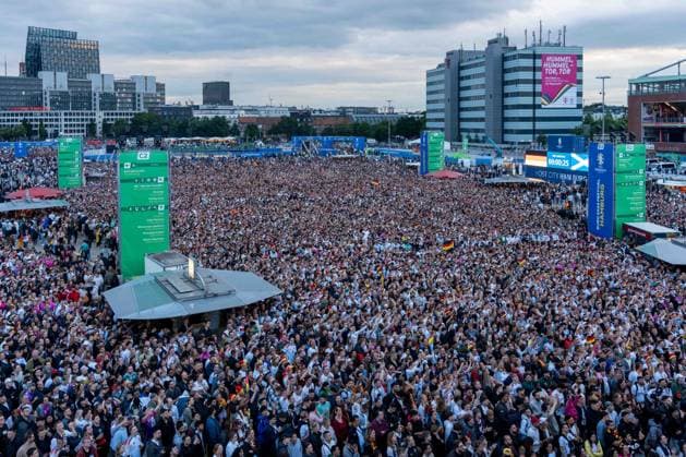 Seconds before kick-off, Public Viewing Hamburg GER, Germany vs Scotland, Public Viewing, Fanzone Hamburg, Opening match, Fan Festival, UEFA EURO 2024, 14 06 2024 GER, Germany vs Scotland, Public Viewing, Fanzone Hamburg, Opening match, Fan Festival, Hamburg UEFA EURO 2024, 14 06 2024 Hamburg Copyright: xEibner-Pressefoto MaximilianxVincenx EP_MVN
