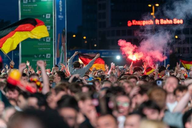 Fans cheering after the whistle of the opening match, cheering, joy, emotions, pyrotechnics, Bengalo GER, Germany vs Scotland, Public Viewing, Fanzone Hamburg, opening match, Fan Festival, UEFA EURO 2024, 14 06 2024 GER, Germany vs Scotland, Public Viewing, Fanzone Hamburg, opening match, Fan Festival, Hamburg UEFA EURO 2024, 14 06 2024 Hamburg Copyright: xEibner-Pressefoto MaximilianxVincenx EP_MVN