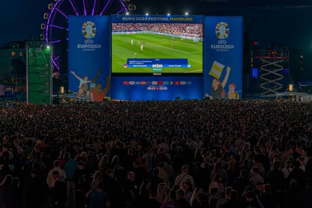 The crowd looks spellbound at the screen GER, Germany vs Scotland, Public Viewing, Fanzone Hamburg, Opening match, Fan Festival, UEFA EURO 2024, 14 06 2024 GER, Germany vs Scotland, Public Viewing, Fanzone Hamburg, Opening match, Fan Festival, Hamburg UEFA EURO 2024, 14 06 2024 Hamburg Copyright: xEibner-Pressefoto MaximilianxVincenx EP_MVN