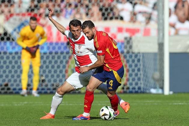 15 06 2024, xtgx, Football EM 2024, Spain Croatia emspor, v l Ante Budimir Krotaien, 16 , Nacho Fernandez Spain, 4 duel, duel, fight, tackle DFL DFB REGULATIONS PROHIBIT ANY USE OF PHOTOGRAPHS as IMAGE SEQUENCES and or QUASI VIDEO Berlin