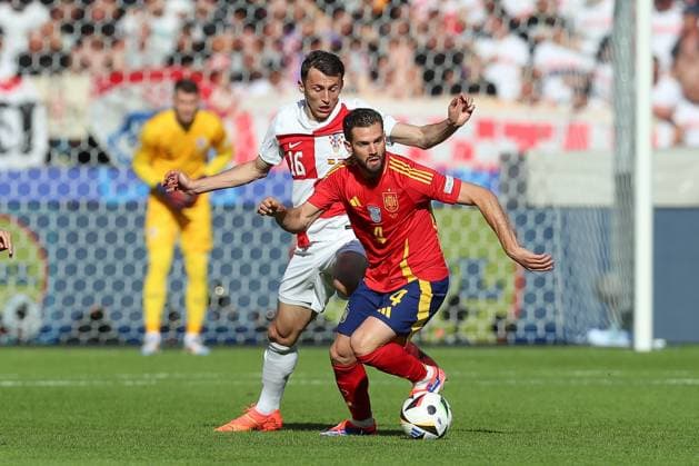 15 06 2024, xtgx, Football EM 2024, Spain Croatia emspor, v l Ante Budimir Krotaien, 16 , Nacho Fernandez Spain, 4 duel, duel, fight, tackle DFL DFB REGULATIONS PROHIBIT ANY USE OF PHOTOGRAPHS as IMAGE SEQUENCES and or QUASI VIDEO Berlin