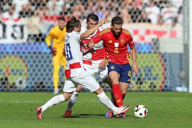 15 06 2024, xtgx, European Football Championship 2024, Spain Croatia emspor, v l Ante Budimir Krotaien, 16 , Nacho Fernandez Spain, 4 , Luka Modric Krotaien, 10 duel, duel, fight, tackle DFL DFB REGULATIONS PROHIBIT ANY USE OF PHOTOGRAPHS as IMAGE SEQUENCES and or QUASI VIDEO Berlin
