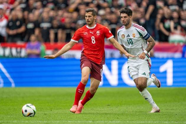 GER, EURO 2024, Group A, Hungary HUN vs Switzerland SUI 15 06 2024, Cologne Stadium, Cologne, GER, EURO 2024, Group A, Hungary HUN vs Switzerland SUI In the picture Remo Freuler Switzerland SUI, 08 ball on foot single action, full body full body cropping, single image, action, action, game scene in front of Dominik Szoboszlai Hungary HUN, 10 nordphotoxGmbHxx xDenkinger nph00015