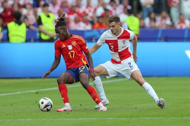 15 06 2024, xtgx, Football EM 2024, Spain Croatia emspor, v l Nico Williams Spain, 17 , Josip Stanisic Krotaien, 2 duel, duel, fight, tackle DFL DFB REGULATIONS PROHIBIT ANY USE OF PHOTOGRAPHS as IMAGE SEQUENCES and or QUASI VIDEO Berlin