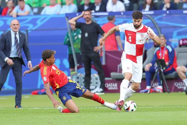 15 06 2024, xtgx, Football EM 2024, Spain Croatia emspor, v l Lamine Yamal Spain, 19 , Josko Gvardiol Krotaien, 4 enttaeuscht, enttäuscht, schaut enttaeuscht, niedergeschlagen, disappointed DFL DFB REGULATIONS PROHIBIT ANY USE OF PHOTOGRAPHS as IMAGE SEQUENCES and or QUASI VIDEO Berlin