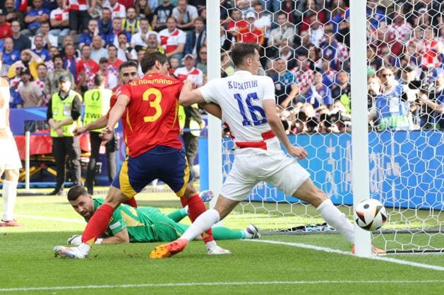 DEU, GER, Euro 2024, Group B, ESP vs CRO, 15 06 2024, Berliner Olympiastadion, Berlin, DEU, GER, Euro 2024, Group B, ESP vs CRO, in the picture Unai Simon Spain 23 , Robin Le Normand Spain 3 , Ante Budimir Croatia 16 Foto Juergen Engler nordphoto GmbH nordphotoxGmbHx xEngler nph00076