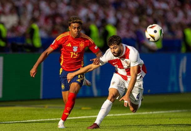 Football - UEFA EURO, EM, Europameisterschaft,Fussball 2024 - Group B - Spain v Croatia BERLIN, GERMANY - Saturday, June 15, 2024: Spain s Lamine Yamal (L), the youngest men s player at a European Championship, EM, Europameisterschaft at 16 years and 338 days old, is challenged by Croatia s Joško Gvardiol during the UEFA Euro 2024 Group B match between Spain and Croatia at the Olympiastadion. (Photo by David Rawcliffe Propaganda) BERLIN Olympiastadion BERLIN GERMANY Copyright: xDavidxRawcliffex P2024-06-15-Spain_Croatia-67