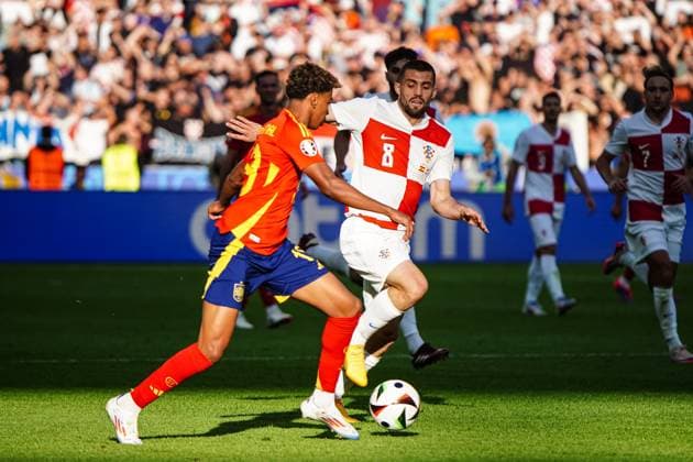 Lamine Yamal Spain, 19 , Mateo Kovacic Croatia, 08 GER, Spain vs Croatia, European Football Championship, UEFA Euro 2024, Group B, Matchday 1, 15 06 2024 GER, Spain vs Croatia, European Football Championship, UEFA Euro 2024, Group B, Matchday 1, 15 06 2024 Berlin Copyright: xEibner-Pressefoto MarcelxvonxFehrnx EP_MFN
