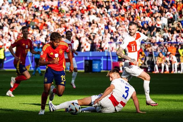 Lamine Yamal Spain, 19 , Marin Pongracic Croatia, 03 , Marcelo Brozovic Croatia, 11 GER, Spain vs Croatia, European Football Championship, UEFA Euro 2024, Group B, Matchday 1, 15 06 2024 GER, Spain vs Croatia, European Football Championship, UEFA Euro 2024, Group B, Matchday 1, 15 06 2024 Berlin Copyright: xEibner-Pressefoto MarcelxvonxFehrnx EP_MFN