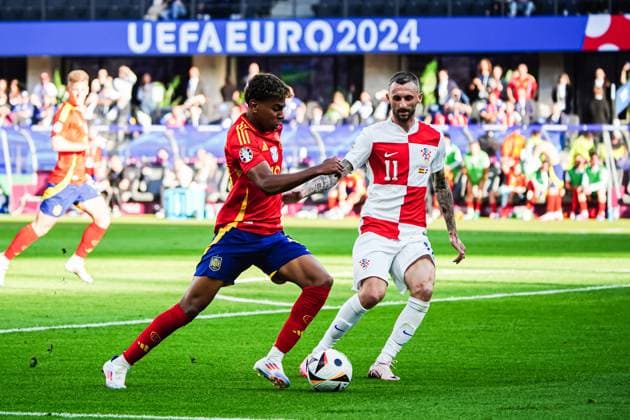 Lamine Yamal Spain, 19 , Marcelo Brozovic Croatia, 11 GER, Spain vs Croatia, European Football Championship, UEFA Euro 2024, Group B, Matchday 1, 15 06 2024 GER, Spain vs Croatia, European Football Championship, UEFA Euro 2024, Group B, Matchday 1, 15 06 2024 Berlin Copyright: xEibner-Pressefoto MarcelxvonxFehrnx EP_MFN