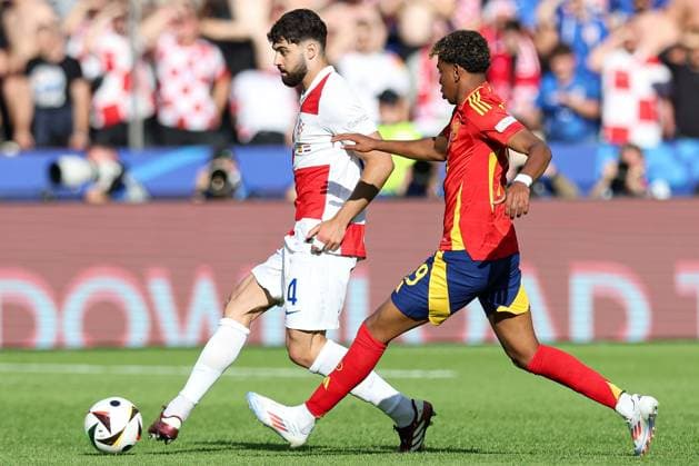 Josko Gvardiol of Croatia under pressure from Lamine Yamal of Spain Spain v Croatia, UEFA European Championship, EM, Europameisterschaft 2024, Group B, Football, Olympiastadion, Berlin, Germany, 15 Jun 2024 EDITORIAL USE ONLY No use with unauthorised audio, video, data, fixture lists, club league logos or live services. Online in-match use limited to 120 images, no video emulation. No use in betting, games or single club league player publications. Copyright: xMattxWest Shutterstockx 14539284cz