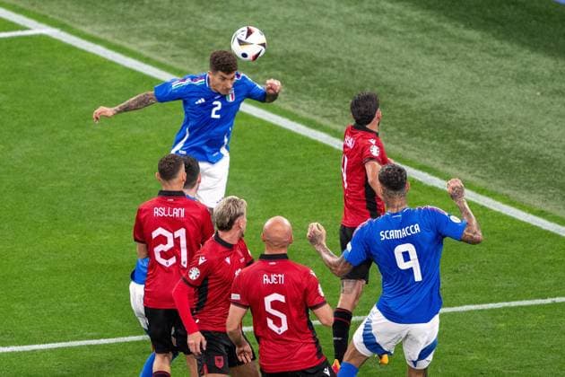 GER, EURO 2024, Group B, Italy ITA vs Albania ALB 15 06 2024, BVB Stadium Dortmund, Dortmund, GER, EURO 2024, Group B, Italy ITA vs Albania ALB In the picture Giovanni di Lorenzo Italy ITA, 02 header header duel dynamics, action, action, game scene in the penalty area nordphotoxGmbHxx xDenkinger nph00015