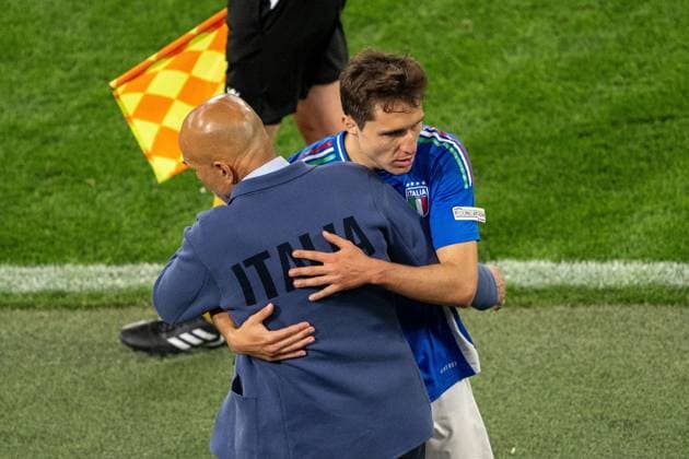 GER, EURO 2024, Group B, Italy ITA vs Albania ALB 15 06 2024, BVB Stadium Dortmund, Dortmund, GER, EURO 2024, Group B, Italy ITA vs Albania ALB In the picture Luciano Spalletti Italy ITA, Head coach thanks Frederico Chiesa Italy ITA, 14 hugs, hug single action, half body half body cropping, single image, action, action scene gestures, facial expressions, emotions nordphotoxGmbHxx xDenkinger nph00015