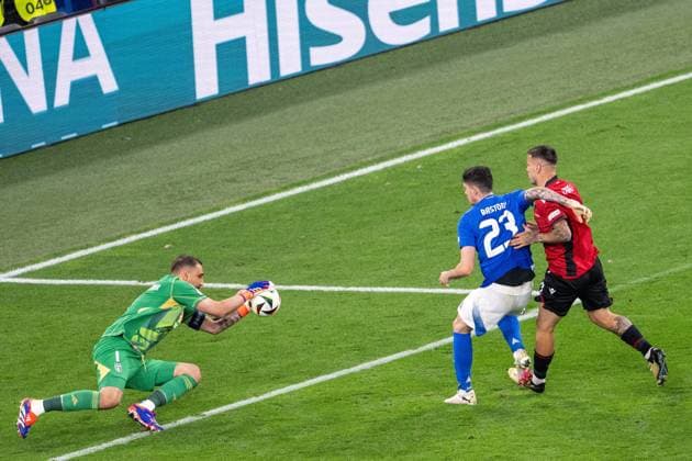 GER, EURO 2024, Group B, Italy ITA vs Albania ALB 15 06 2024, BVB Stadium Dortmund, Dortmund, GER, EURO 2024, Group B, Italy ITA vs Albania ALB In the picture Gianluigi Donnarumma Italy ITA, 01 saves from Alessandro Bastoni Italy ITA, 23 in duel, duel, dynamics, action, action, game scene nordphotoxGmbHxx xDenkinger nph00015