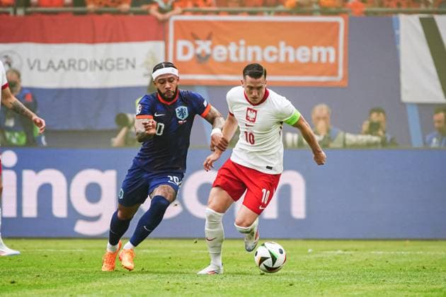 Memphis Depay Netherlands, 10 , Piotr Zielinski Poland, 10 GER, Poland vs Netherlands, European Football Championship, UEFA Euro 2024, Matchday 1, 16 06 2024 GER, Poland vs Netherlands, European Football Championship, UEFA Euro 2024, Matchday 1, 16 06 2024 Hamburg Copyright: xEibner-Pressefoto MarcelxvonxFehrnx EP_MFN
