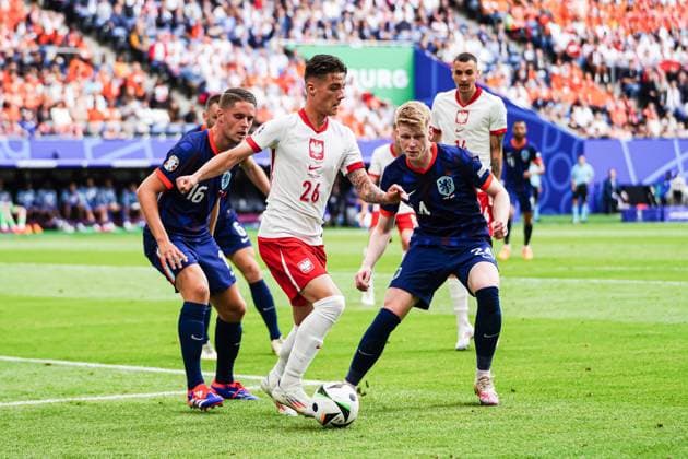 Joey Veerman Netherlands, 16 , Kacper Urbanski Poland, 26 , Jerdy Schouten Netherlands, 24 GER, Poland vs Netherlands, European Football Championship, UEFA Euro 2024, Matchday 1, 16 06 2024 GER, Poland vs Netherlands, European Football Championship, UEFA Euro 2024, Matchday 1, 16 06 2024 Hamburg Copyright: xEibner-Pressefoto MarcelxvonxFehrnx EP_MFN