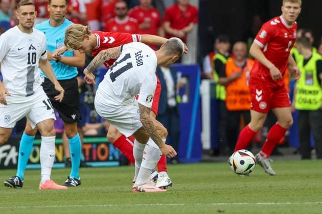 Morten Hjulmand Denmark, 21 and Benjamin Sesko Slovenia, 11 in duel , Football, UEFA , European Championship, Group C 2024, Slovenia vs Denmark, 16 06 2024, Stuttgart Arena, Stuttgart, Germany Stuttgart Stuttgart Arena Baden Wuerttemberg Germany Copyright: xGrantxHubbsx