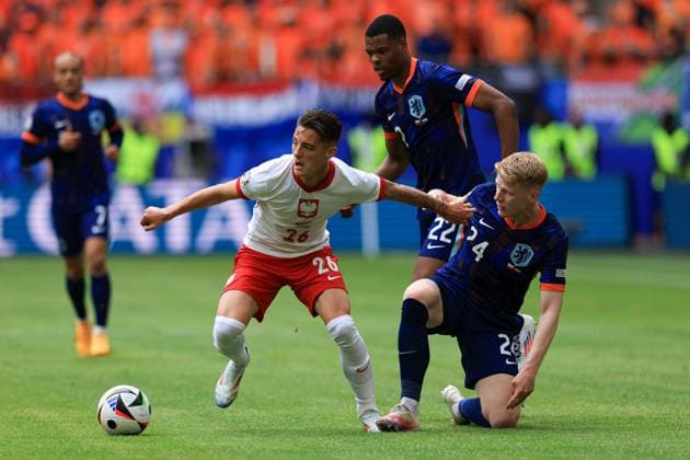 Kacper Urbanski of Poland (L) battles with Jerdy Schouten of The Netherlands (R) Poland v Netherlands, UEFA European Championship, EM, Europameisterschaft 2024, Group D, Football, Volksparkstadion, Hamburg, Germany, 16 Jun 2024 EDITORIAL USE ONLY No use with unauthorised audio, video, data, fixture lists, club league logos or live services. Online in-match use limited to 120 images, no video emulation. No use in betting, games or single club league player publications. Copyright: xMattxWest Shutterstockx 14539367hm