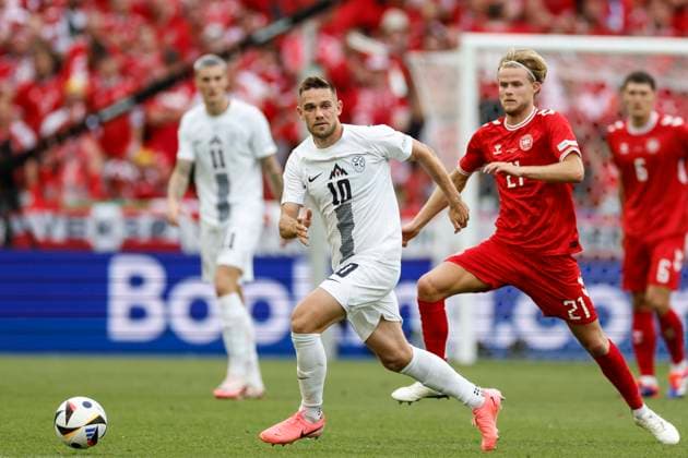 16 06 2024, Football, European Championship, Slovenia Denmark, GER, Stuttgart, Football Arena, picture from left Timi Elsnik Slovenia, 10 , Morten Hjulmand Denmark, 21 , Action, duels, fighting for the ball, Copyright: HMBxMedia xHeikoxBecker