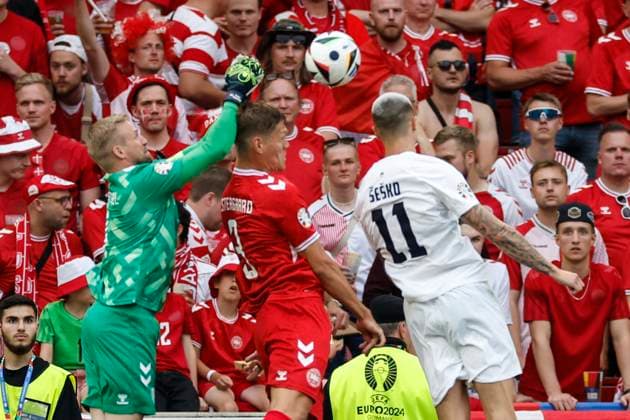 16 06 2024, Football, European Championship, Slovenia Denmark, GER, Stuttgart, Football Arena, picture from left Goalkeeper Kasper Schmeichel Denmark, 1 , Jannik Vestergaard Denmark, 3 , Benjamin Sesko Slovenia, 11 , Action, duels, fighting for the ball, Copyright: HMBxMedia xHeikoxBecker