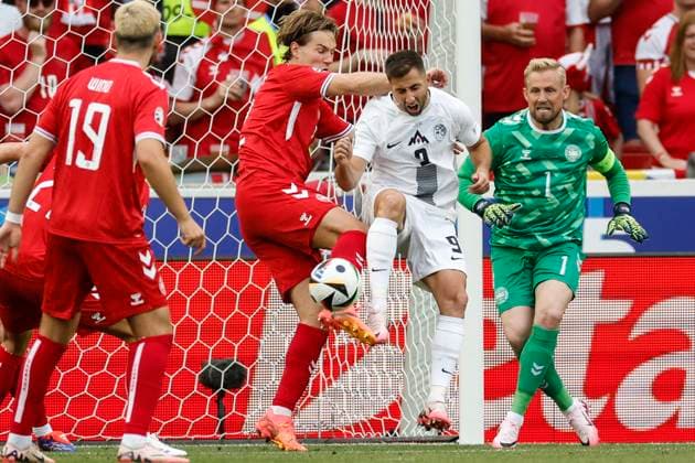 16 06 2024, Football, European Championship, Slovenia Denmark, GER, Stuttgart, Football Arena, picture from left Jonas Wind Denmark, 19 , Morten Hjulmand Denmark, 21 , Andraz Sporar Slovenia, 9 , Goalkeeper Kasper Schmeichel Denmark, 1 , Action, duels, fighting for the ball, Copyright: HMBxMedia xHeikoxBecker