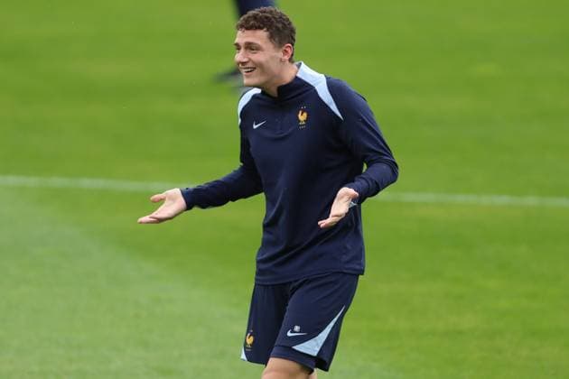 Benjamin Pavard France gestures, UEFA EURO 2024 Group D, Austria vs France, Paul Janes Stadion on June 16, 2024 in Dusseldorf, Germany Photo by Oliver Kaelke DeFodi Images Benjamin Pavard France gestures, UEFA EURO 2024 Group D, Austria vs France, Paul Janes Stadion on June 16, 2024 in Dusseldorf, Germany Photo by Oliver Kaelke DeFodi Images Defodi 678 2024 06 16 OK AUTFRA 0054 Defodi-678