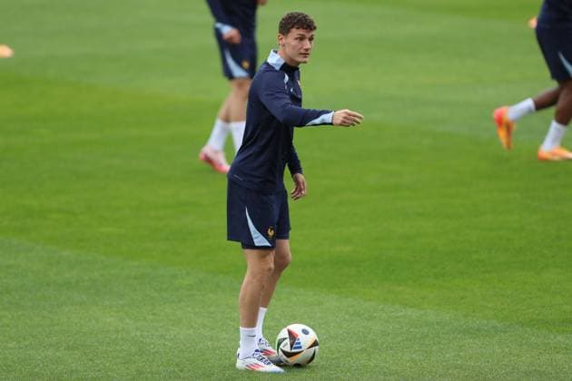 Benjamin Pavard France gestures, UEFA EURO 2024 Group D, Austria vs France, Paul Janes Stadion on June 16, 2024 in Dusseldorf, Germany Photo by Oliver Kaelke DeFodi Images Benjamin Pavard France gestures, UEFA EURO 2024 Group D, Austria vs France, Paul Janes Stadion on June 16, 2024 in Dusseldorf, Germany Photo by Oliver Kaelke DeFodi Images Defodi 678 2024 06 16 OK AUTFRA 0076 Defodi-678