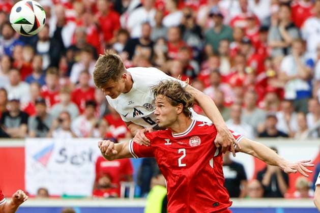 16 06 2024, Football, European Championship, Slovenia Denmark, GER, Stuttgart, Football Arena, Bild v li Jaka Bijol Slovenia, 6 , Joachim Andersen Denmark, 2 , Action, duels, fighting for the ball, head, Copyright: HMBxMedia xHeikoxBecker