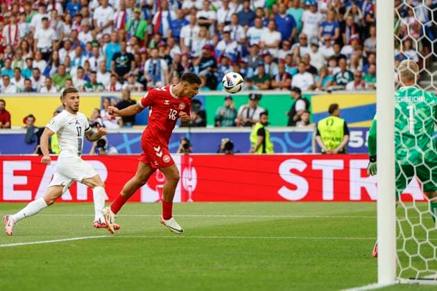 16 06 2024, Football, European Championship, Slovenia Denmark, GER, Stuttgart, Football Arena, picture from left Jan Mlakar Slovenia, 17 , Alexander Bah Denmark, 18 in front of the goal, Copyright: HMBxMedia xHeikoxBecker