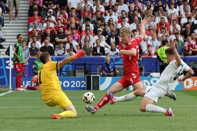 Goal chance Rasmus Höjlund Denmark, No. 9 in duel with Norbert Gyömber Slovakia, No. 6 in front of goalkeeper Martin Dubravka Slovakia, No. 1 , Preliminary round match M06, SVN DEN, Group C, European Football Championship, Slovenia vs Denmark, European Football Championship, Slovenia vs Denmark, Stuttgart, 16 06 2024,