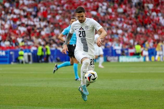 Petar Stojanovic Slovenia, 20 on the ball , Football, UEFA , European Championship, Group C 2024, Slovenia vs Denmark, 16 06 2024, Stuttgart Arena, Stuttgart, Germany Stuttgart Stuttgart Arena Baden Wuerttemberg Germany Copyright: xGrantxHubbsx