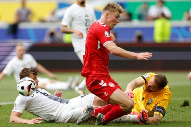 16 06 2024, Football, European Championship, Slovenia Denmark, GER, Stuttgart, Football Arena, picture from left Jaka Bijol Slovenia, 6 , Goalkeeper Jan Oblak Slovenia, 1 , Action, duels, fighting for the ball, Copyright: HMBxMedia xHeikoxBecker
