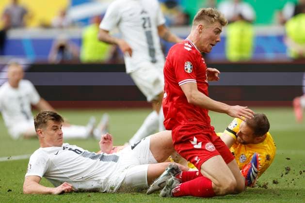 16 06 2024, Football, European Championship, Slovenia Denmark, GER, Stuttgart, Football Arena, picture from left Jaka Bijol Slovenia, 6 , Goalkeeper Jan Oblak Slovenia, 1 , Action, duels, fighting for the ball, Copyright: HMBxMedia xHeikoxBecker